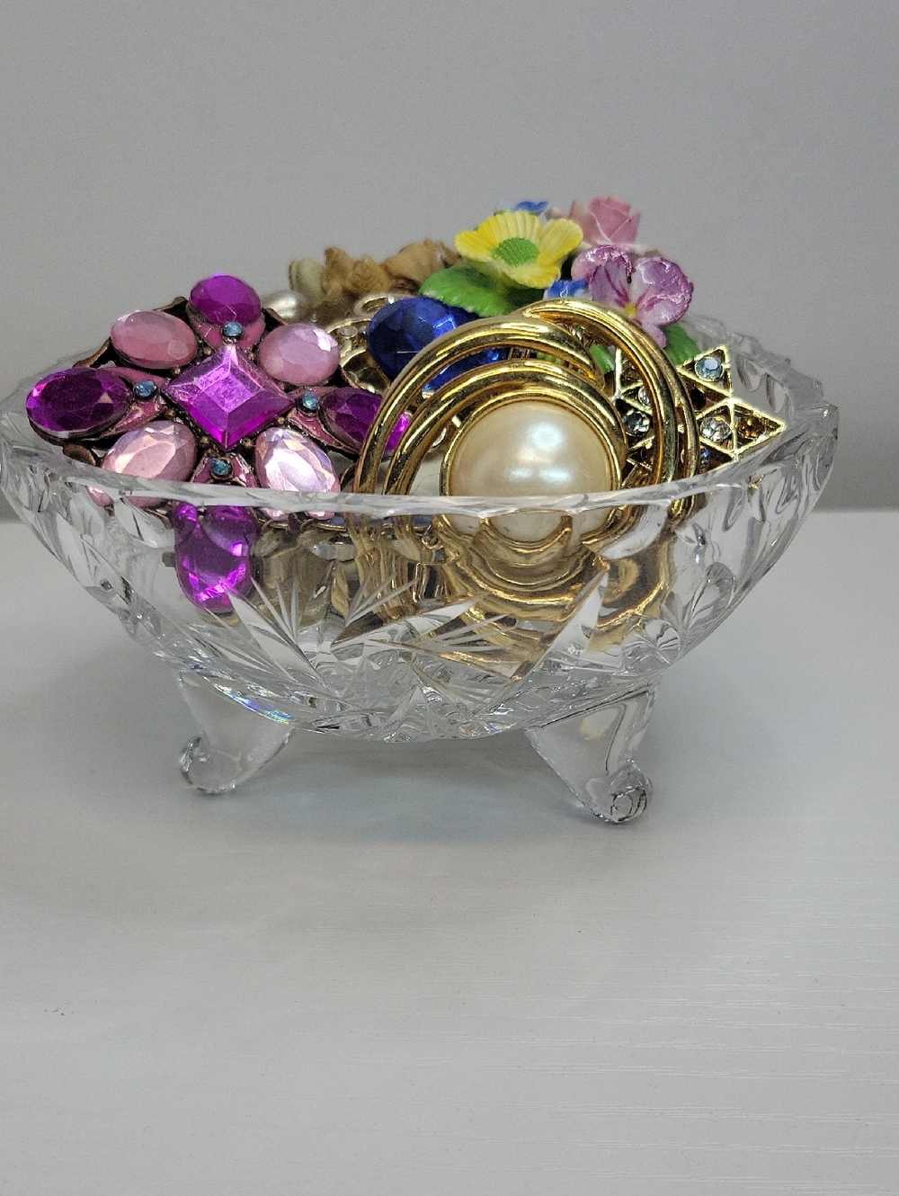 Pinwheel Crystal Dish Filled With Brooched - Picture 3 of 4